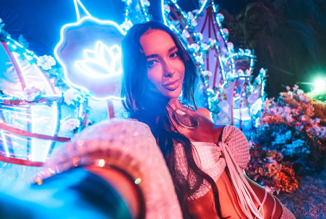 Entre a pista e o mar, Réveillon Carneiros transforma o 3º dia de festas em pura energia do verão