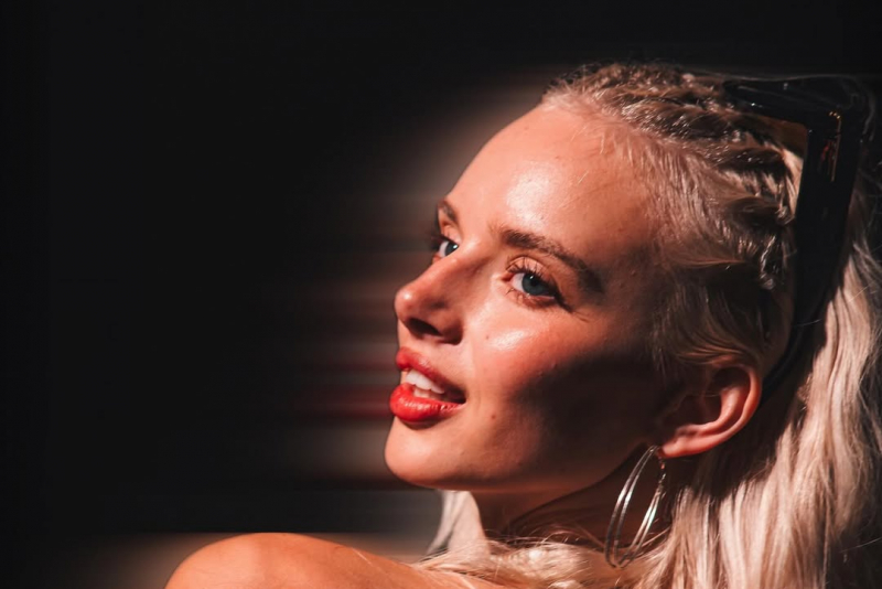 Entre a pista e o mar, Réveillon Carneiros transforma o 3º dia de festas em pura energia do verão