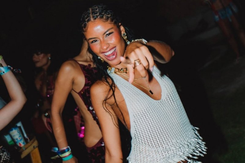 Vibe de verão - Shows, pista cheia e clima de virada marcam os primeiros dias de festa do Réveillon Amoré