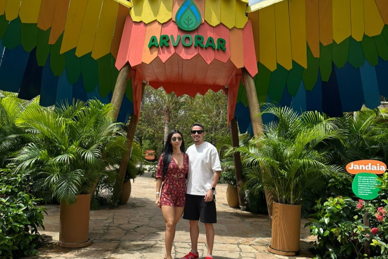 Rodrigo Dinamite aproveita dias de descanso e diversão no Beach Park ao lado da esposa