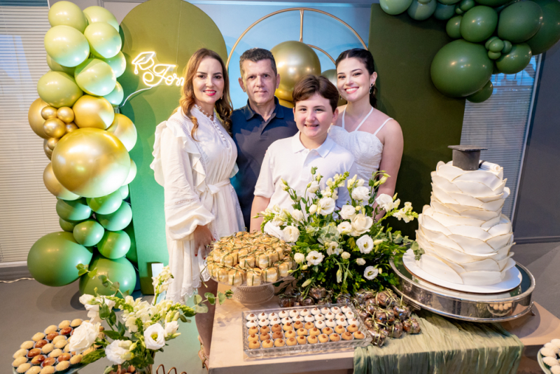Novo ciclo - Beatrice Vasconcelos festeja conclusão do curso de Psicologia em tarde animada no Iate Clube de Fortaleza