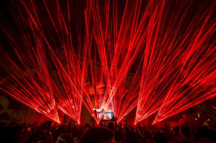 Martin Garrix, Luan Santana e Léo Foguete dão o tom da segunda-feira (29) no Réveillon Amoré