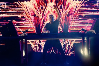 Virada em Maracaípe - Martin Garrix, Luan Santana e Léo Foguete dão o tom da segunda-feira (29) no Réveillon Amoré