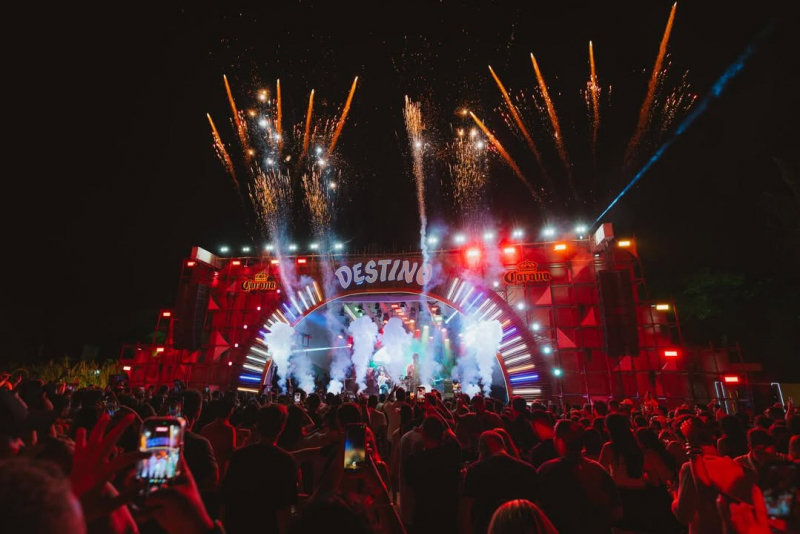 Na Bahia - Réveillon Destino movimenta Itacimirim com shows de Henrique & Juliano, Nattan, Ferrugem e Vintage Culture