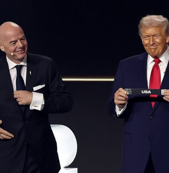Prêmio da Paz da Fifa é entregue a Donald Trump durante sorteio da Copa de 2026