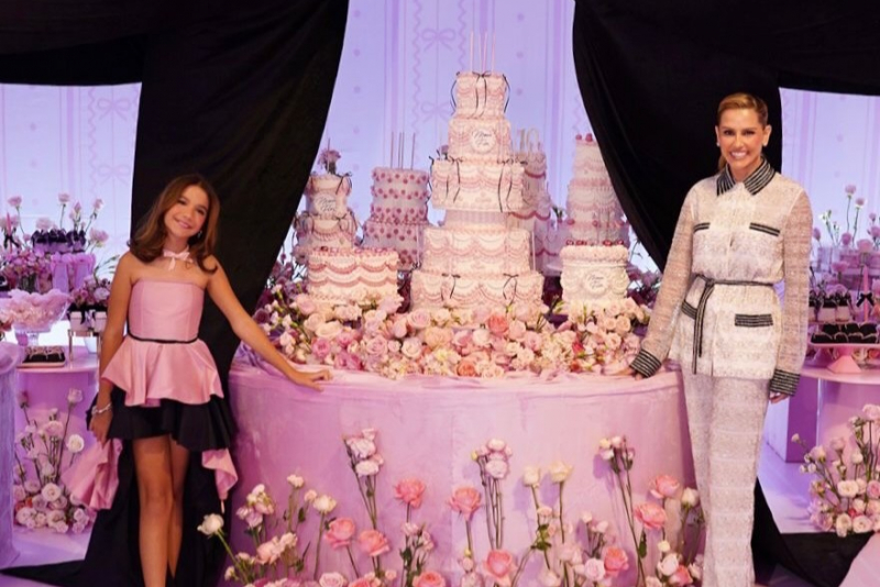 Deborah Secco celebra aniversário de 10 anos de Maria Flor em festa com estética vintage