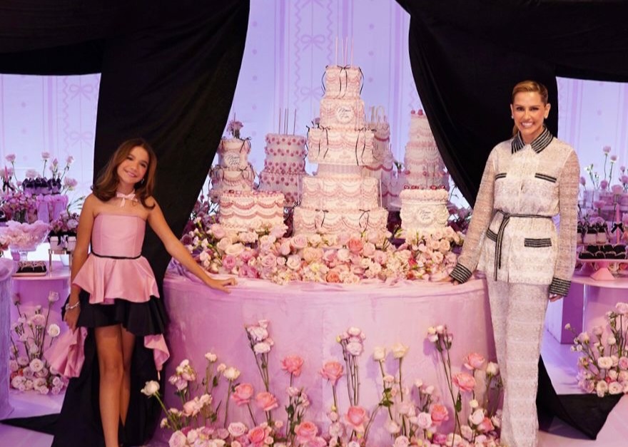 Deborah Secco celebra aniversário de 10 anos de Maria Flor em festa com estética vintage