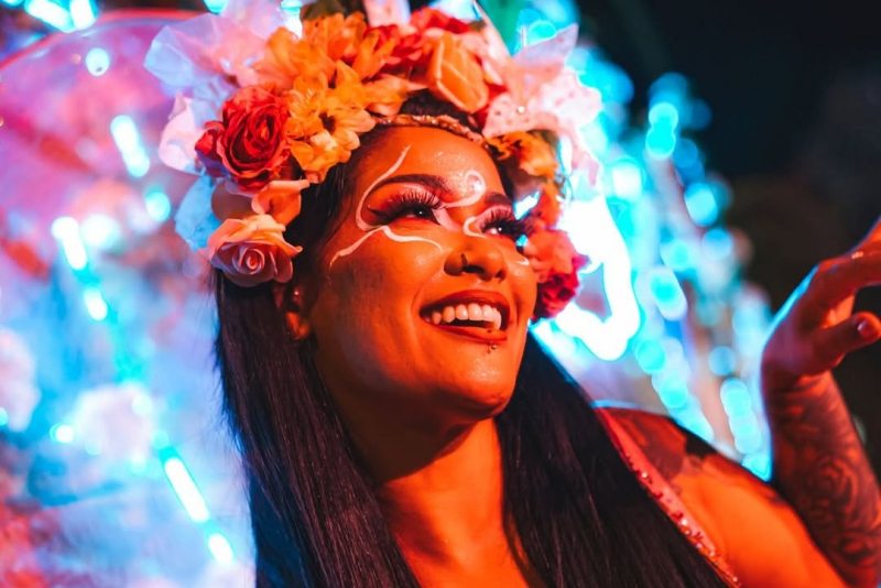 Entre a pista e o mar, Réveillon Carneiros transforma o 3º dia de festas em pura energia do verão