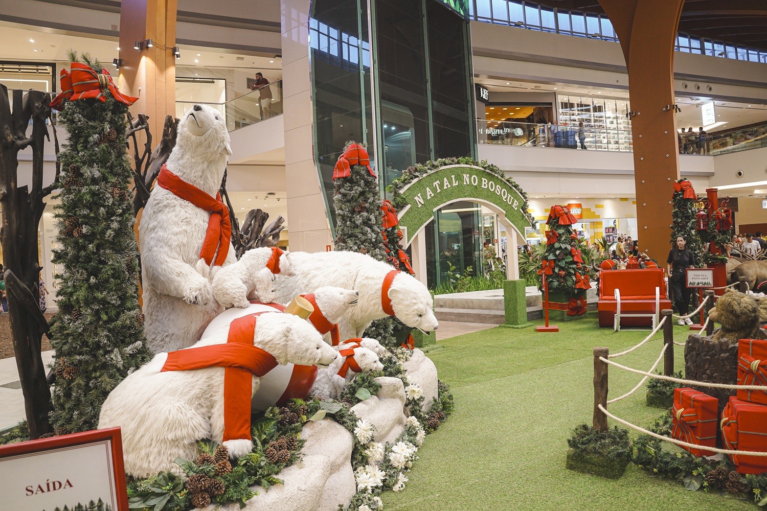 Decoração de natal com mega tobogã  no shopping Iguatemi Bosque
