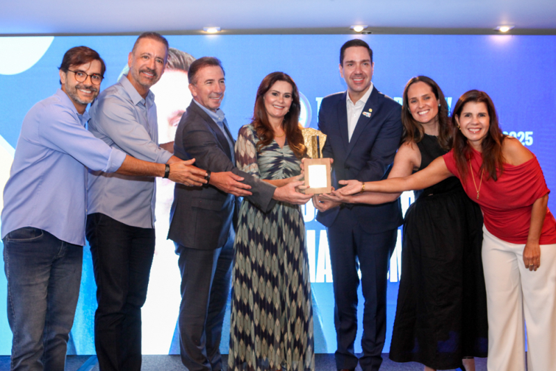 Eduardo Bismarck é agraciado com o Troféu Habib Ary pela ABIH-CE