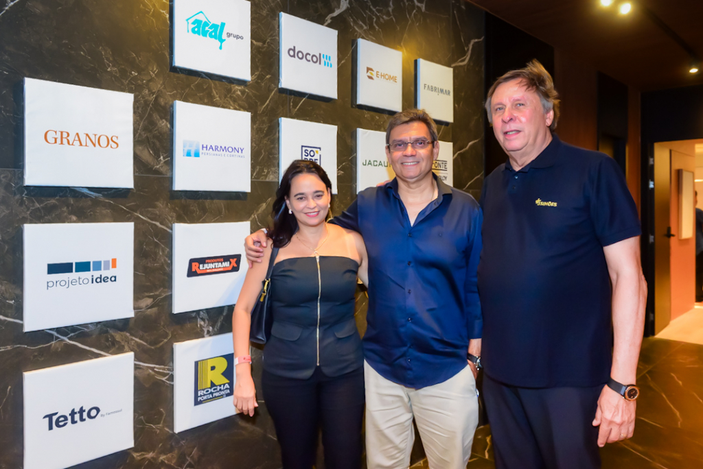 Viviane E Luciano Araújo E José Simões(1)