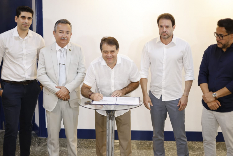 Fortaleza sanciona lei que reduz IPVA e avança na regulamentação da atividade de motociclistas por aplicativo