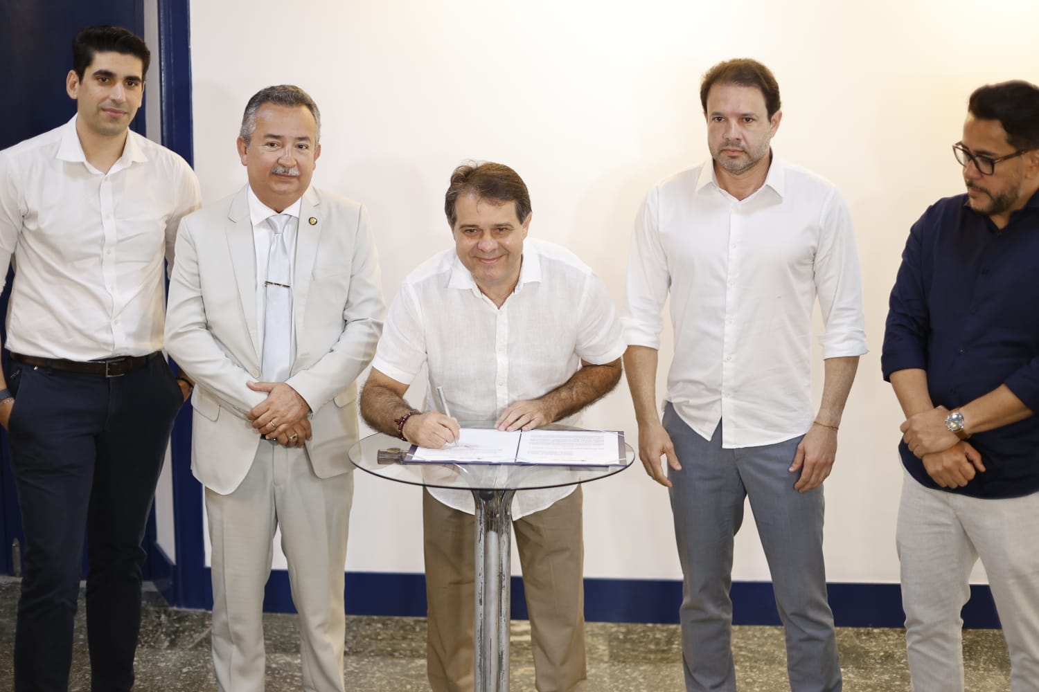 Fortaleza sanciona lei que reduz IPVA e avança na regulamentação da atividade de motociclistas por aplicativo