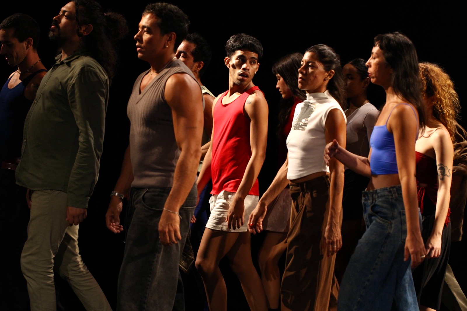 Espetáculo “Construção Civil” reúne teatro, dança e música em apresentação única em Fortaleza