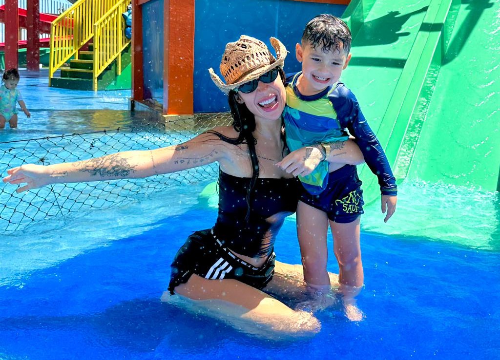 Bianca Andrade e o filho Cris curtem juntos o verão cearense no Beach Park