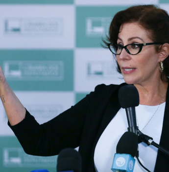 Carla Zambelli renuncia ao mandato após STF determinar cassação