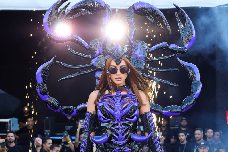 Cosmos em violeta: Anitta aposta em visual escorpiano em Campinas