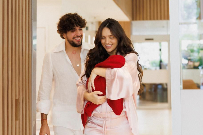 Rafa Kalimann e Nattan deixam maternidade com Zuza envolta na tradicional manta vermelha