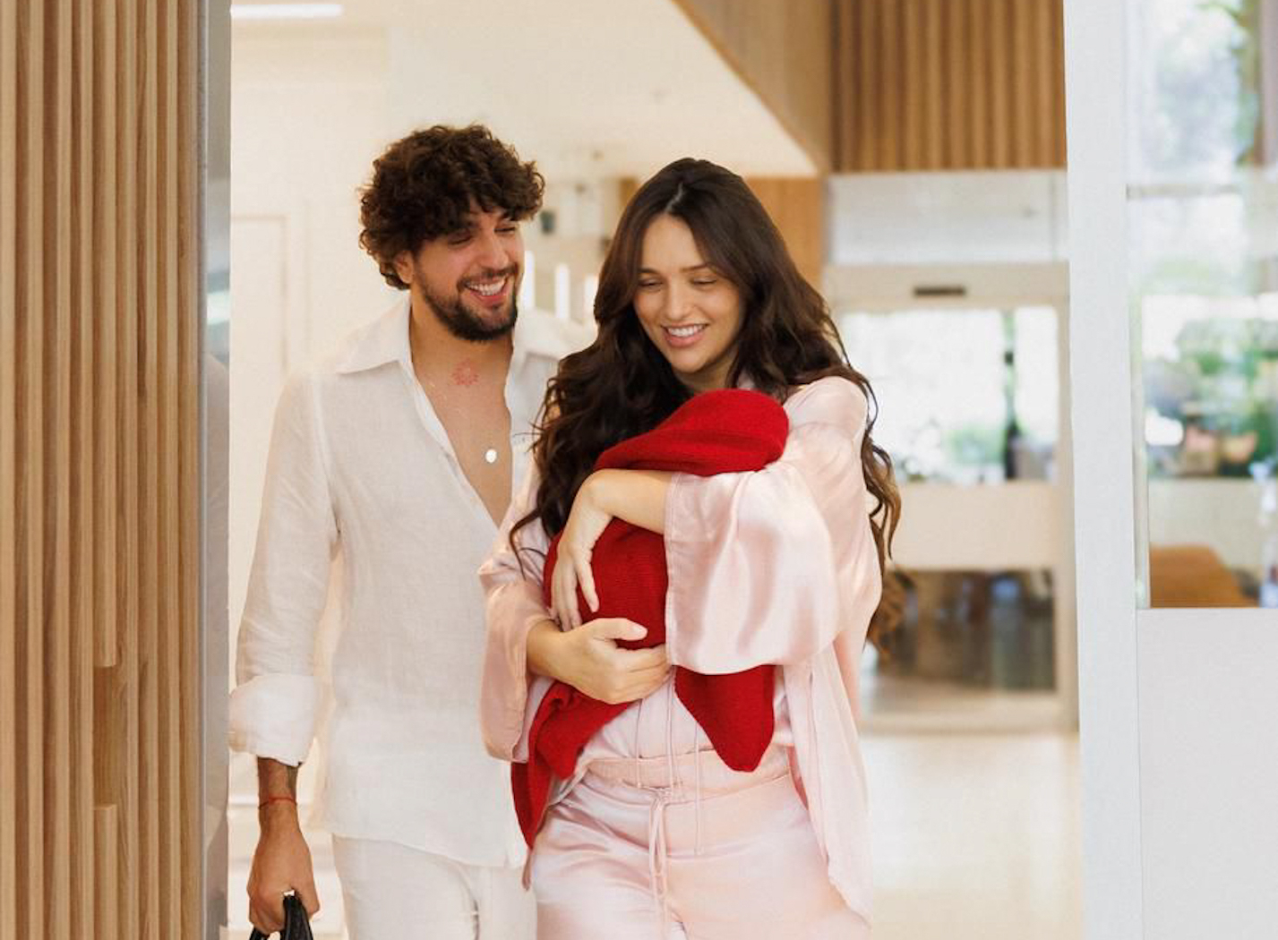 Rafa Kalimann e Nattan deixam maternidade com Zuza envolta na tradicional manta vermelha