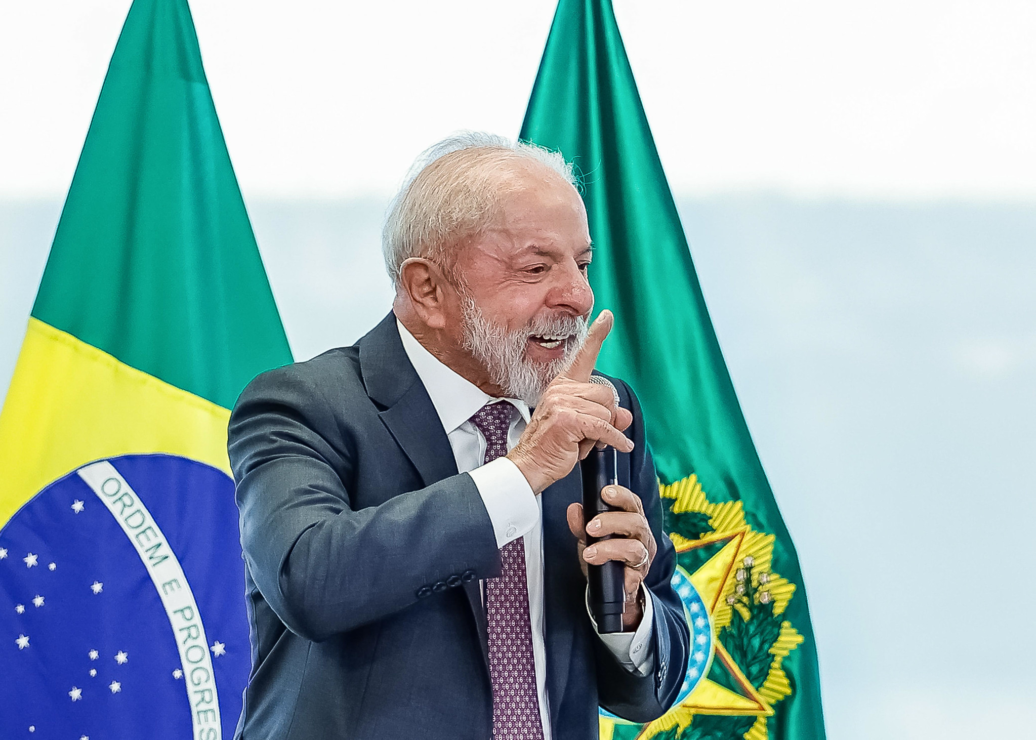 Lula vê ofensiva unilateral dos EUA e cobra respeito aos territórios nacionais em fala a movimentos