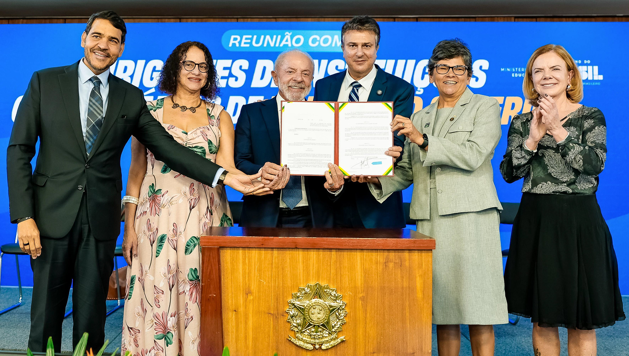 Lula e ministros assinam decreto que regulamenta atuação de instituições comunitárias de ensino