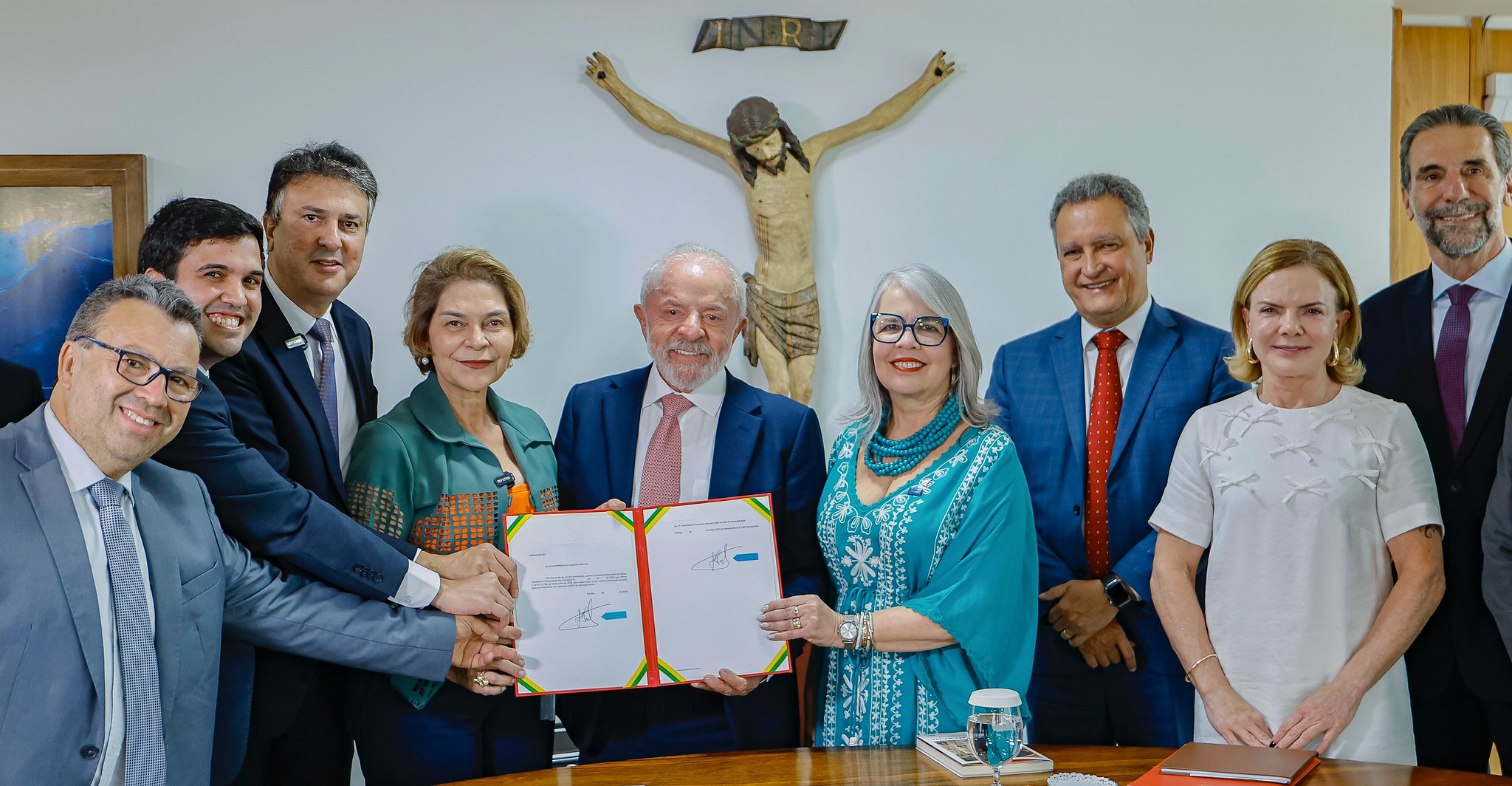 Lula e Camilo formalizam medida que altera cálculo e reajusta piso nacional do magistério