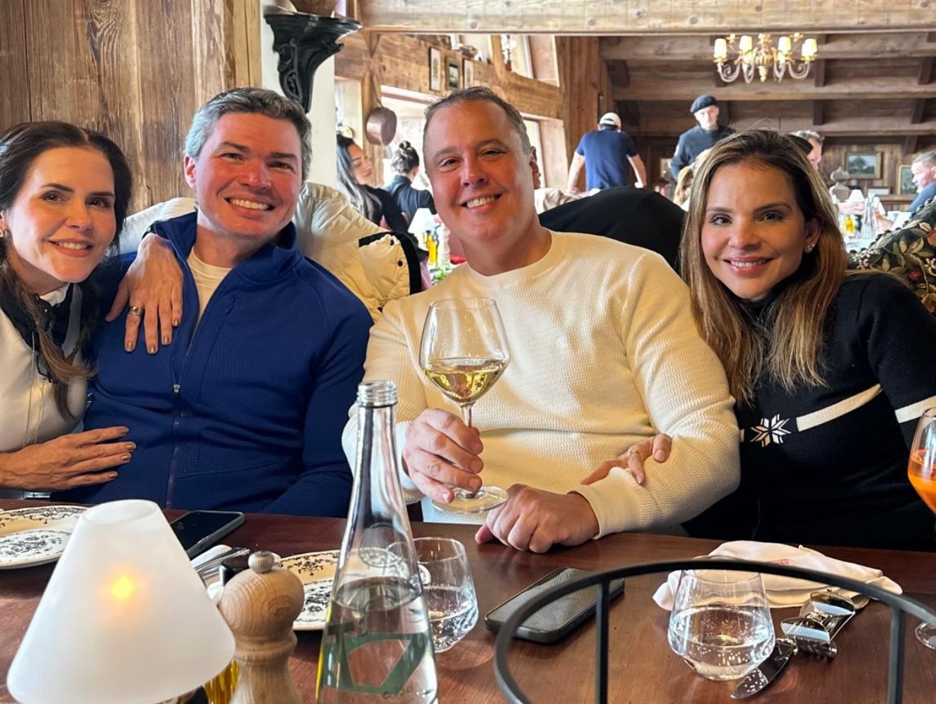 Viviane e Fabrício Martins aproveitam a temporada de inverno nos Alpes Franceses