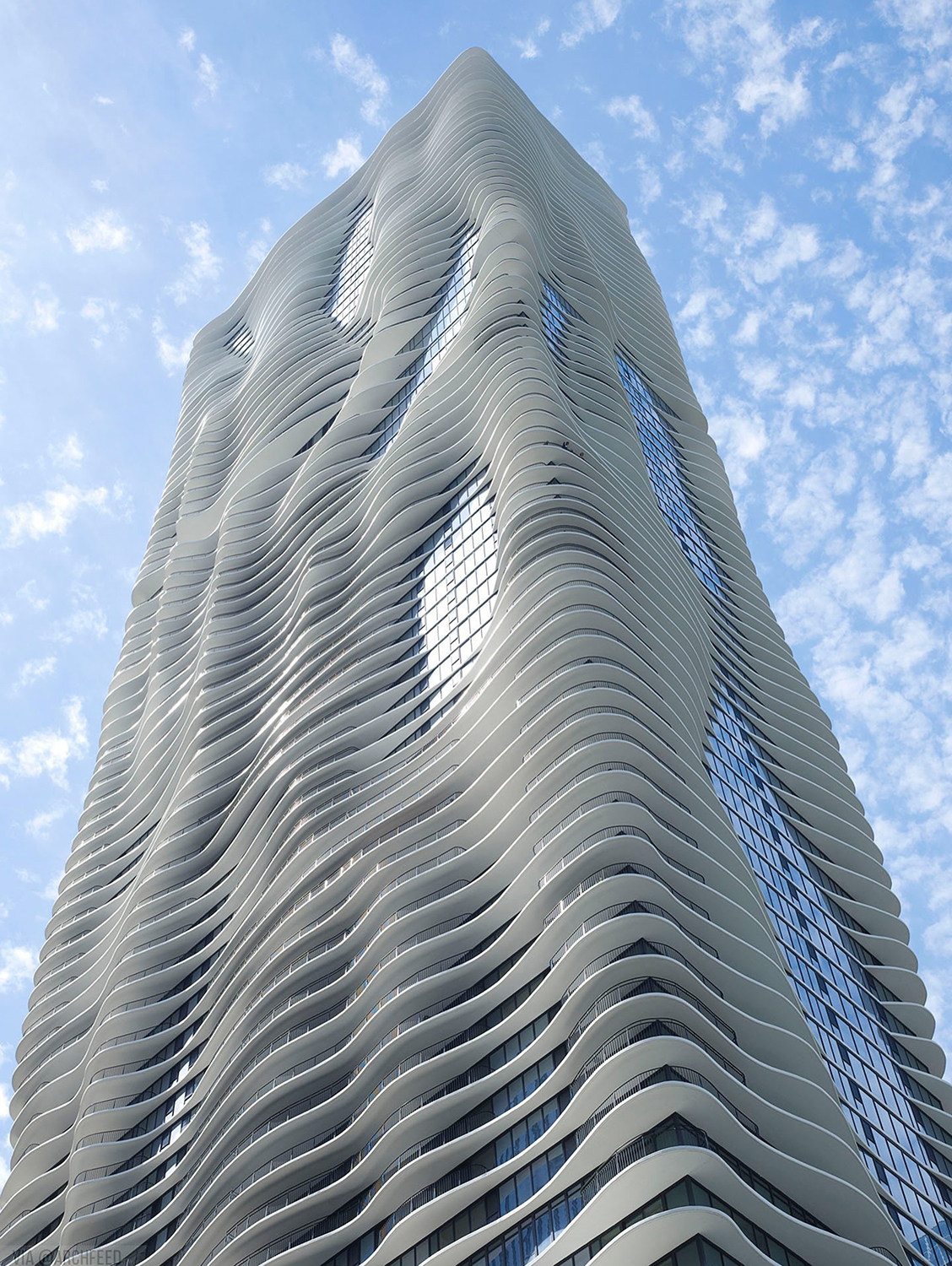 Aqua Tower – fachada com linhas arquitetônicas orgânicas e fluida
