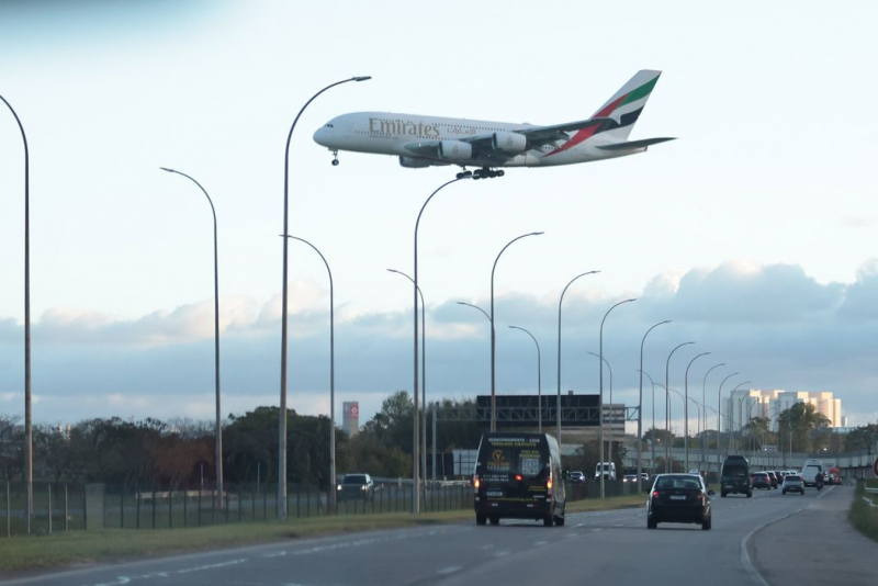 Aeroporto Guarulhos 11 Avião, Emirates