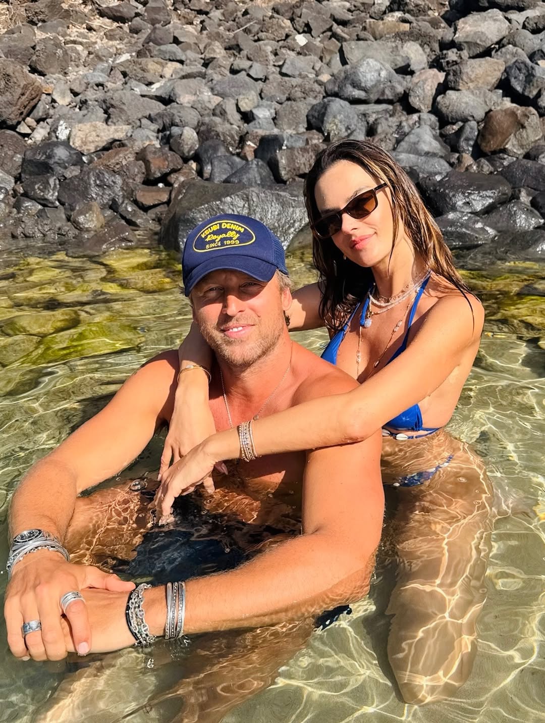 Alessandra Ambrosio encanta seguidores com fotos ao lado do namorado em Fernando de Noronha