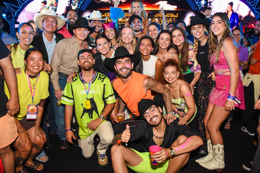 Ana Castela Ao Lado De Amigos