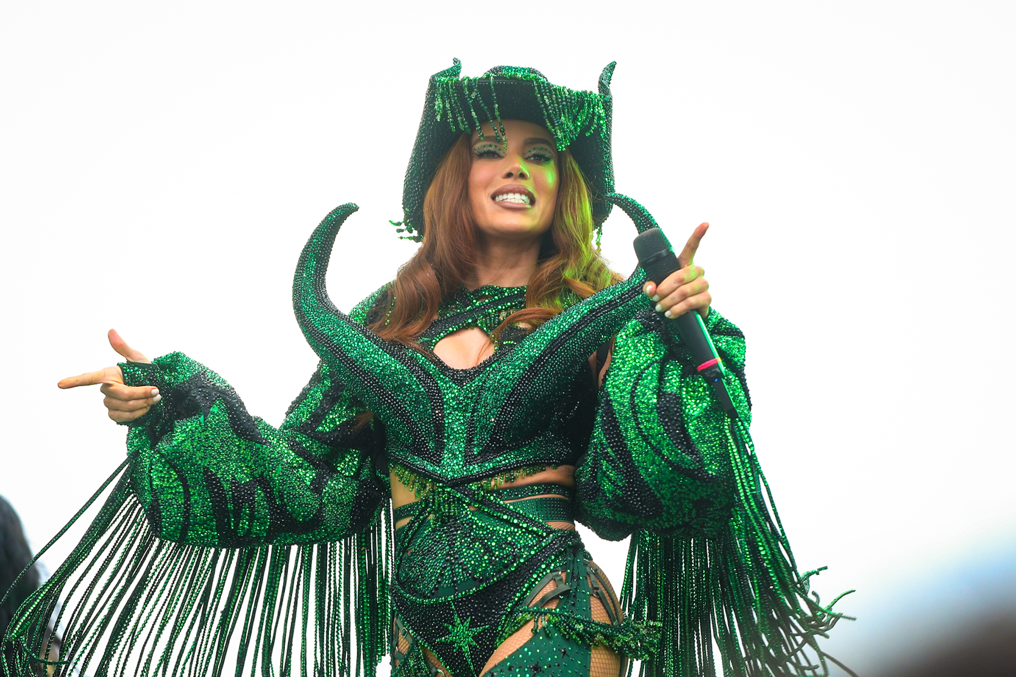 Anitta apresenta look inspirado no signo de Touro e segue maratona dos Ensaios no Rio