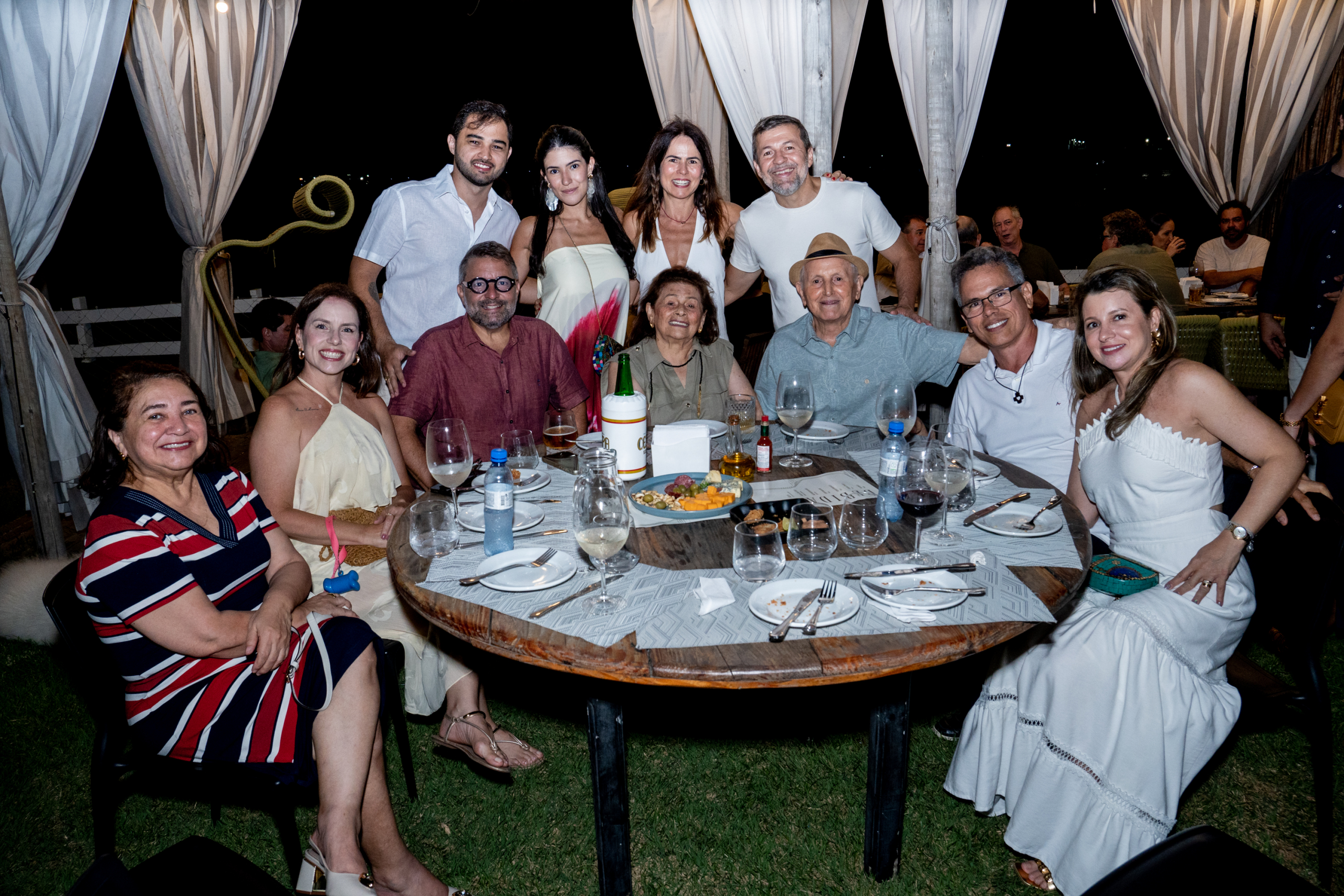 Cercado por amigos, Élcio Batista comemora nova idade no Iate Clube de Fortaleza