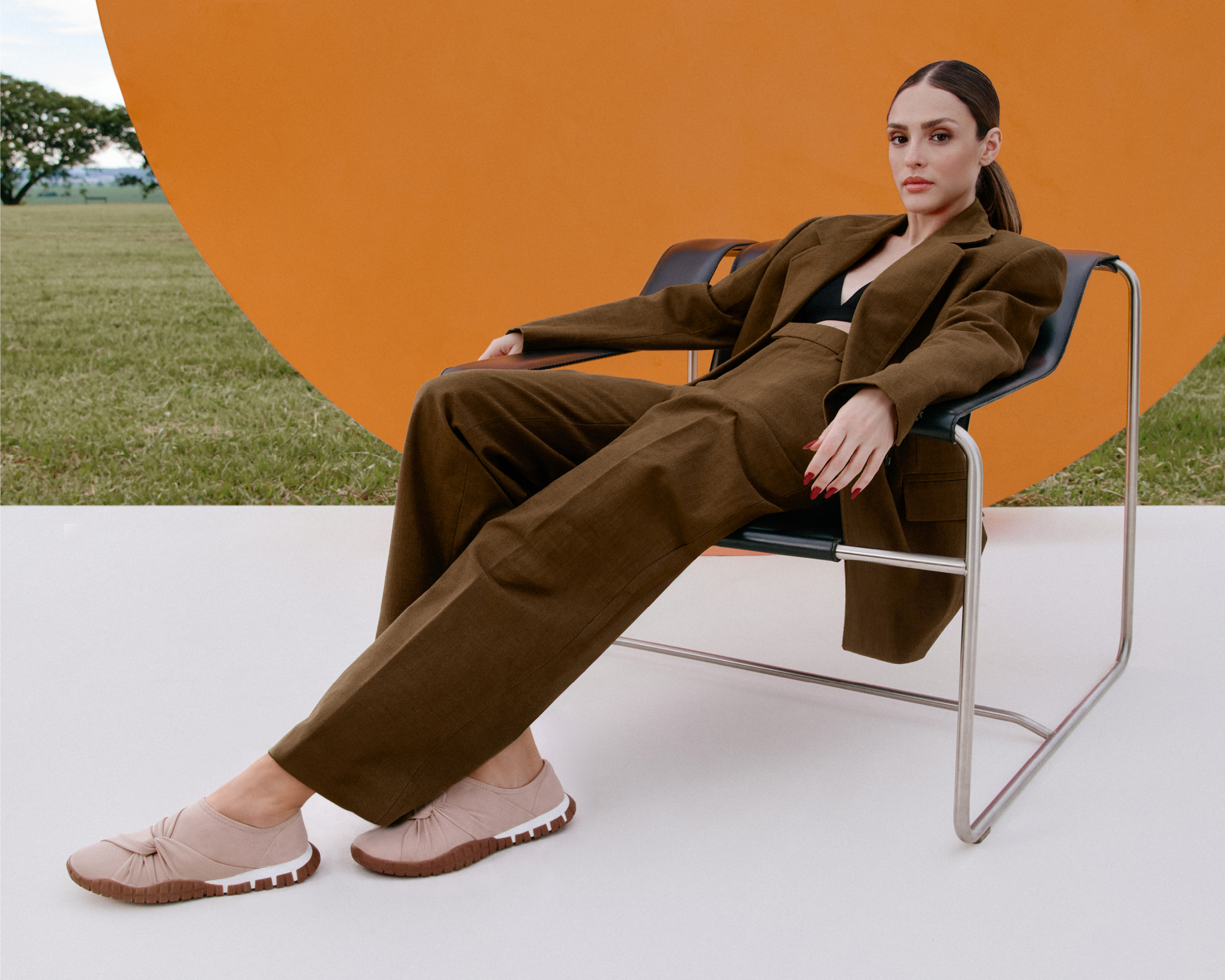 Isabelle Drummond estrela nova campanha de Inverno da Arezzo