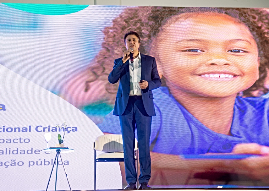 Camilo Santana comemora liberação de R$ 370 bilhões para o Fundeb em 2026