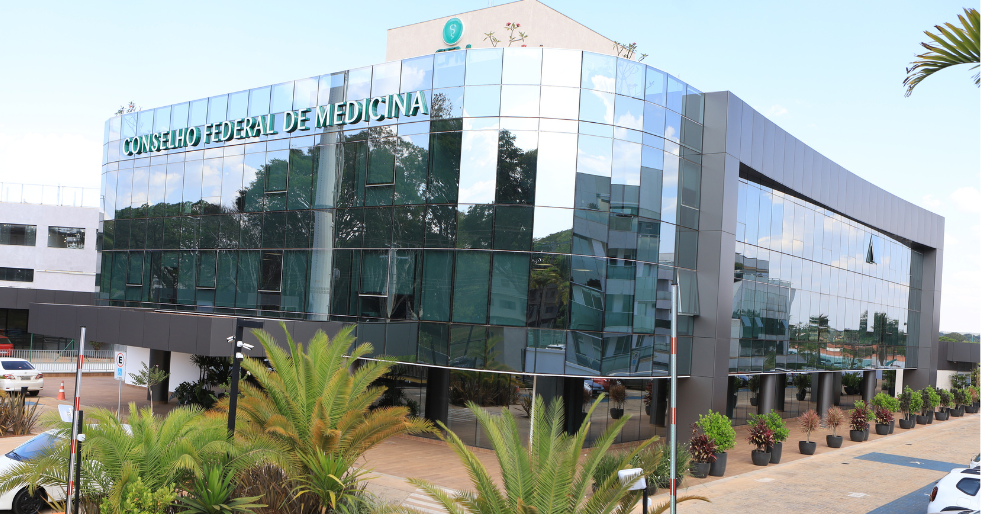 Decisão de Moraes barra sindicância do CFM e destaca atendimento médico a Bolsonaro