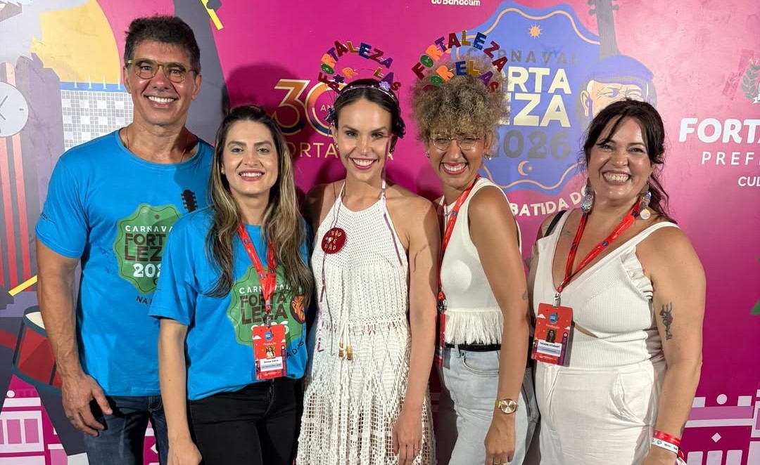 Praça do Ferreira pulsa alegria com pré-Carnaval de Fortaleza e reúne lideranças políticas