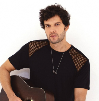 Artista cearense Davi Cartaxo apresenta novos singles em show exclusivo no Ideal Clube
