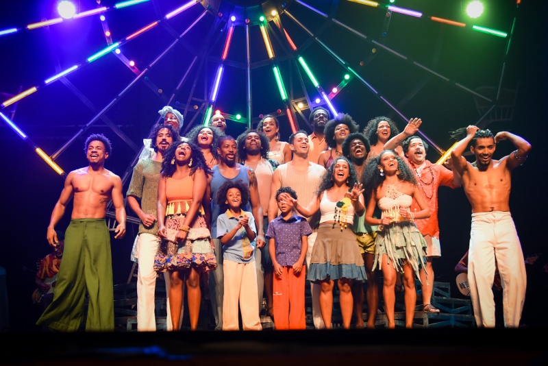 Espetáculo ‘Domingo no Parque’ transforma canção icônica de Gilberto Gil em experiência teatral