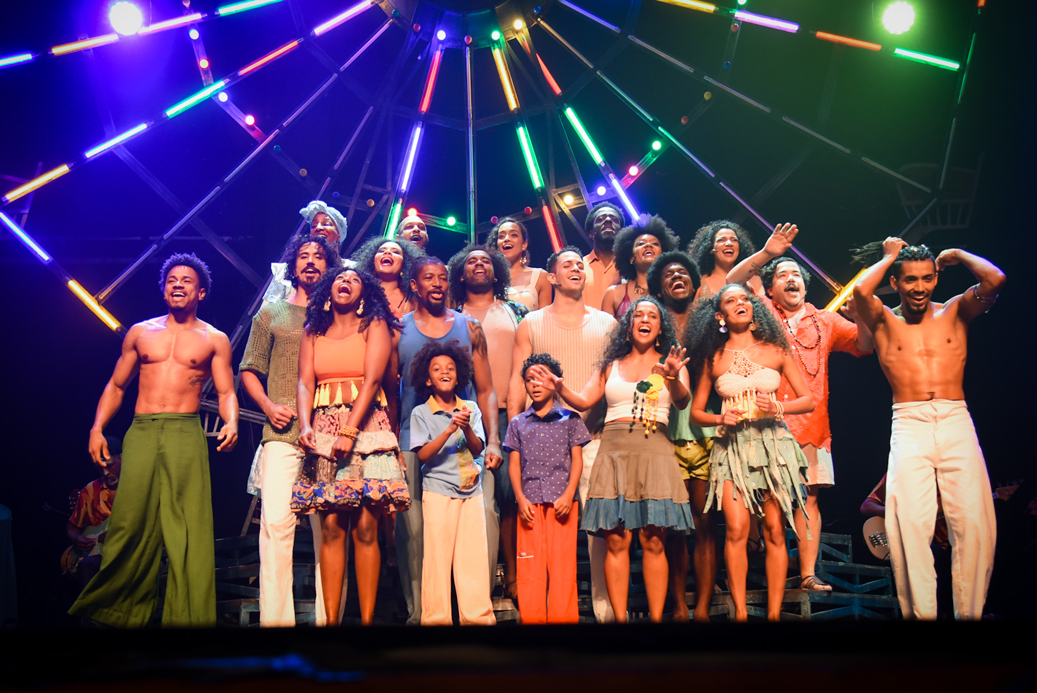 Espetáculo ‘Domingo no Parque’ transforma canção icônica de Gilberto Gil em experiência teatral