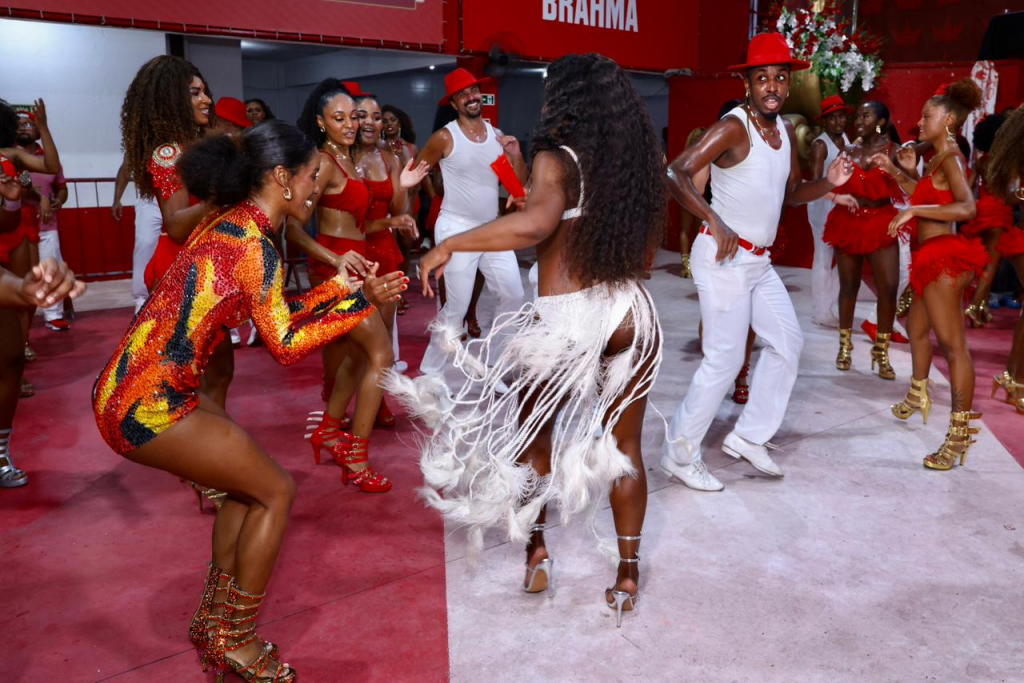 Erika Januza E Passistas (2)