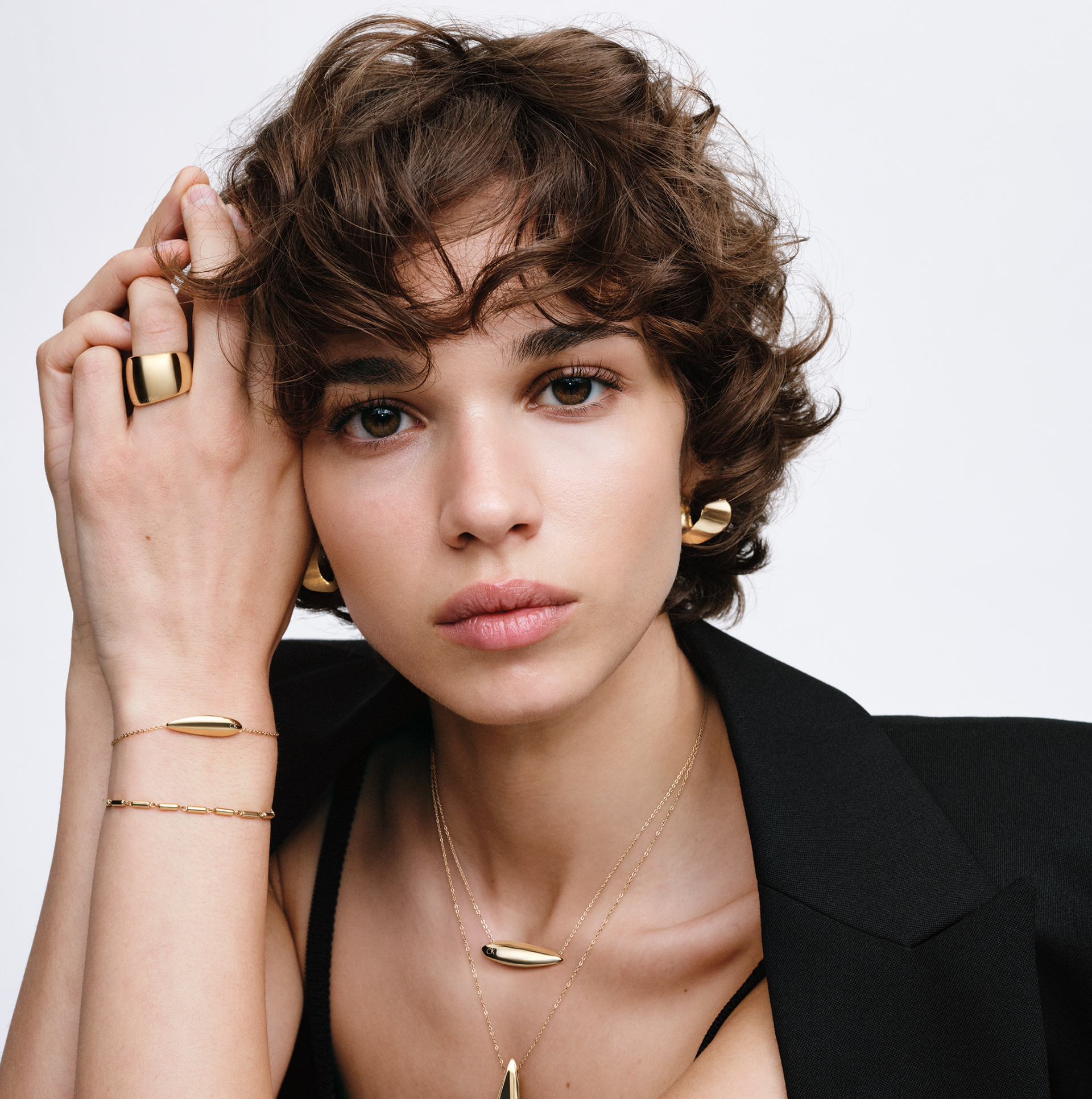 Calvin Klein amplia universo lifestyle e estreia linha de joias no Brasil