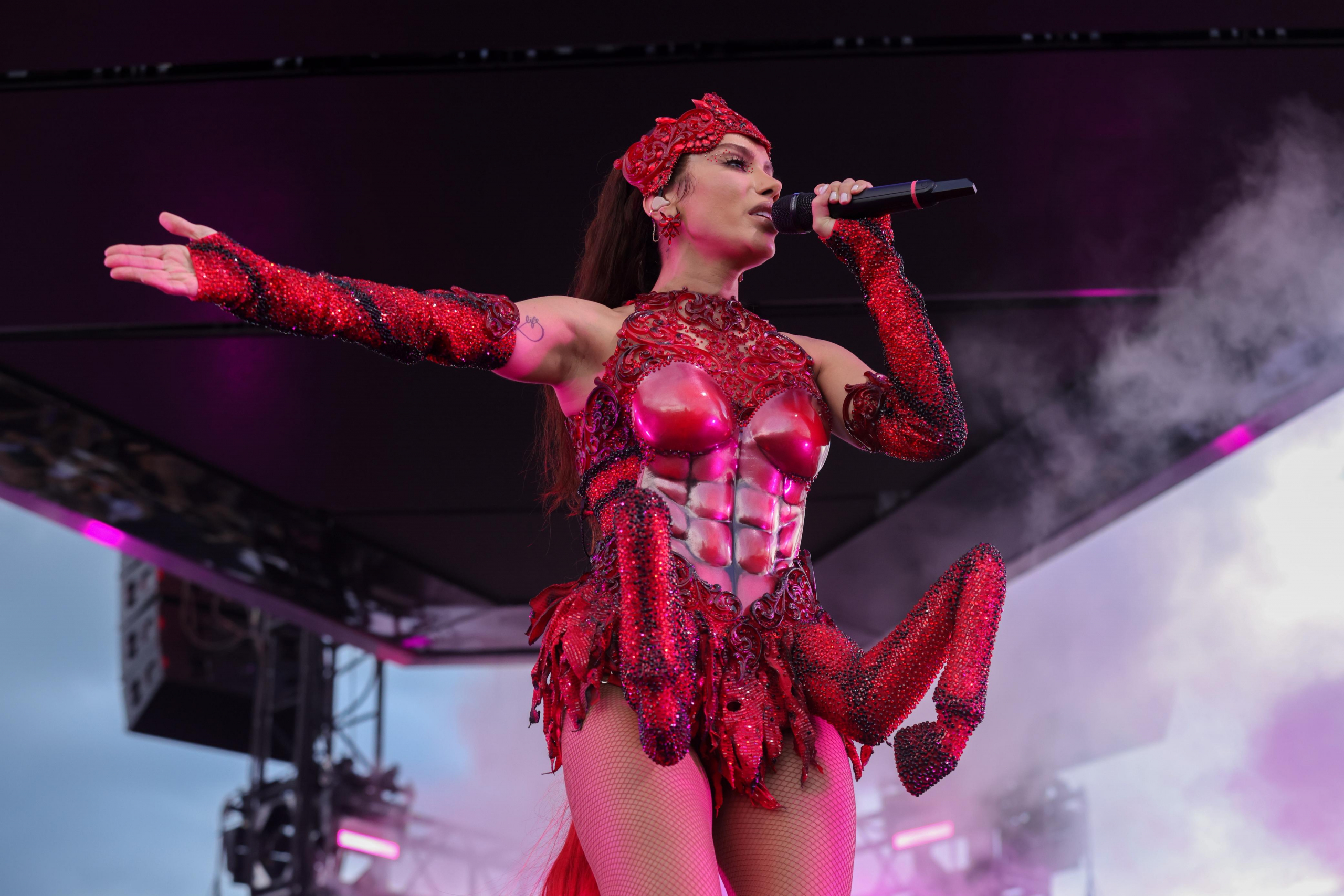 Leão no Recife e Sagitário em Brasília: Anitta transforma signos em espetáculo