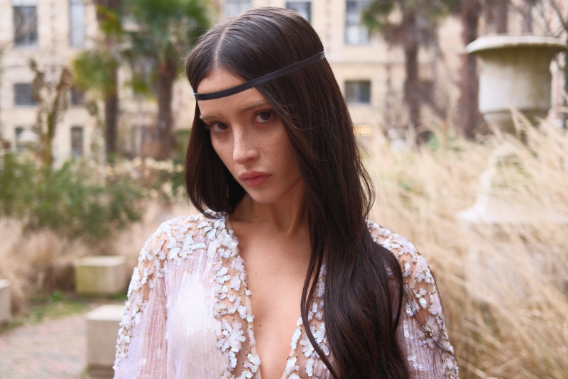 Livia Nunes fecha a temporada de Alta-Costura de Paris com presença no desfile da Valentino