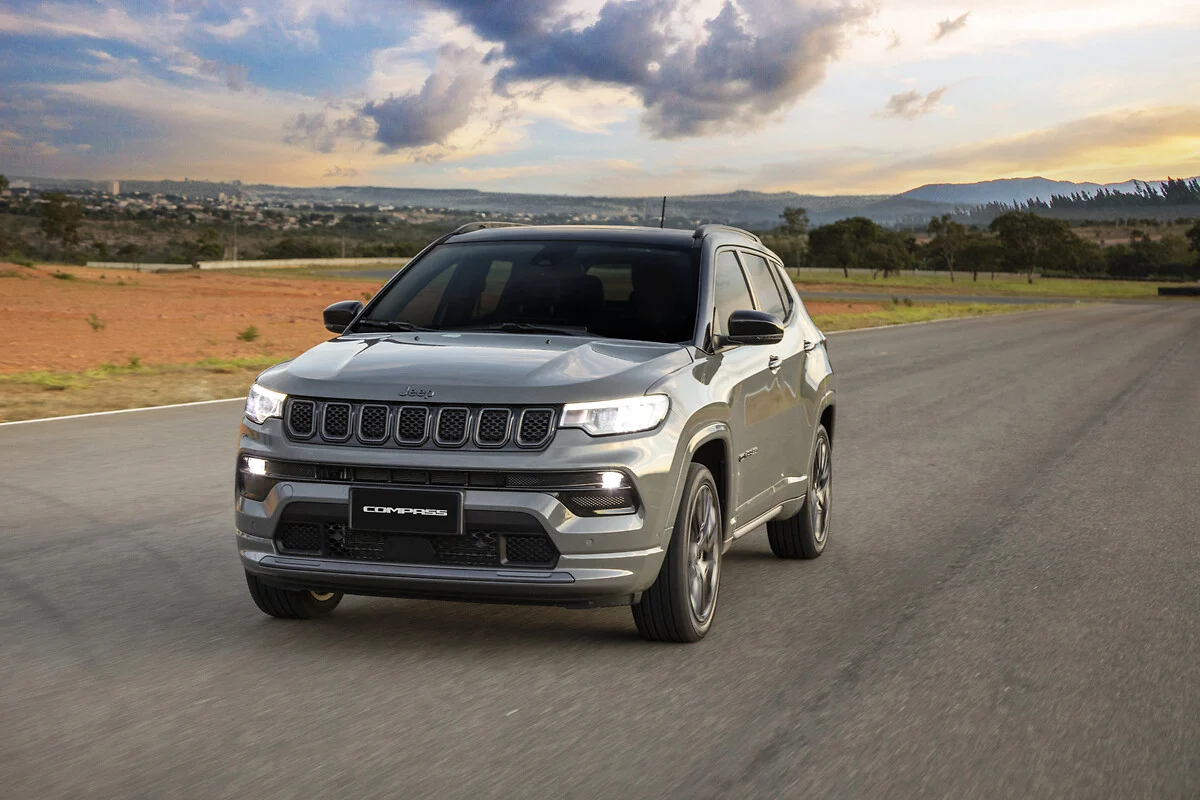 Jeep cresce em vendas, fecha 2025 acima do ano anterior e Compass é líder pelo nono ano entre SUVs médios