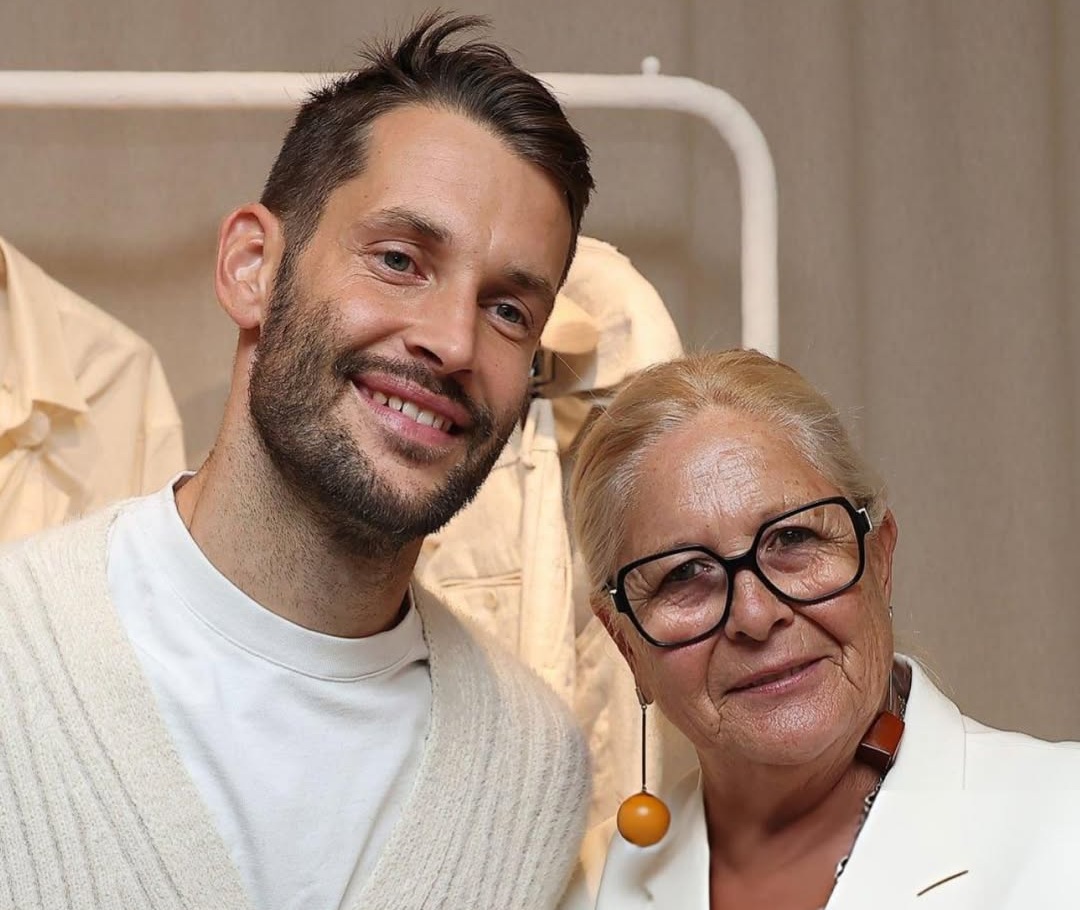 Jacquemus destaca suas origens ao anunciar a avó como embaixadora oficial da maison