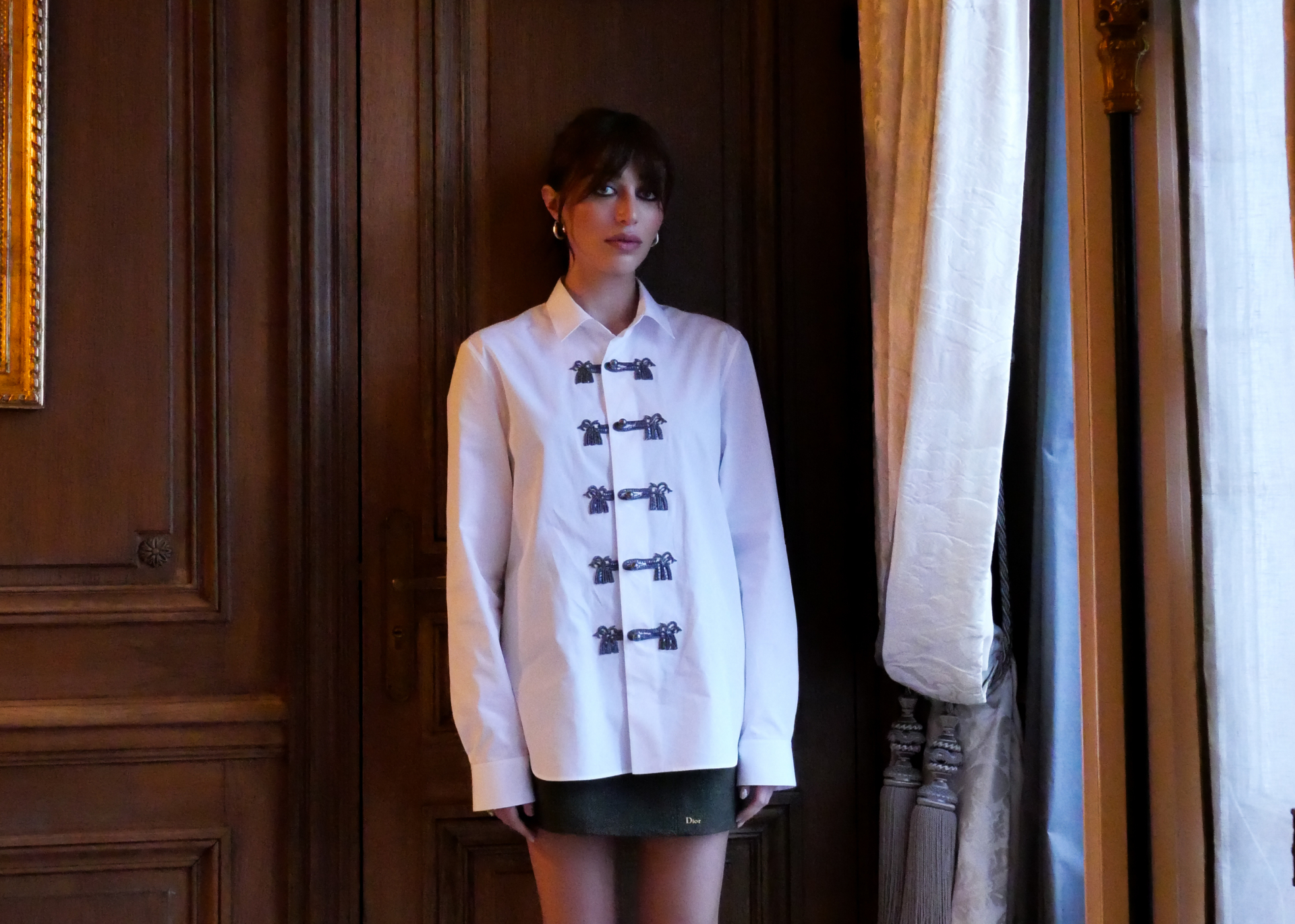 Elisa Zarzur comparece ao desfile de Alta-Costura da Dior e aposta em visual clássico em Paris