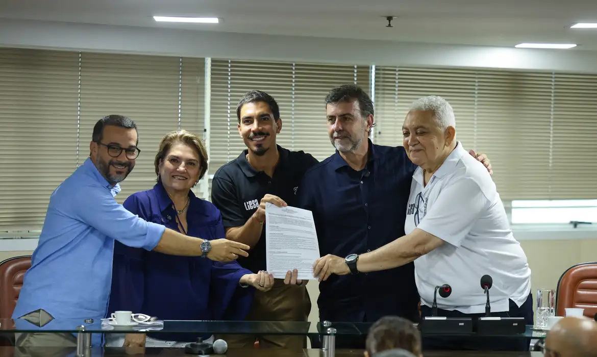 Governo Federal e Liesa firmam cooperação para repasse de R$ 12 milhões às Escolas de Samba