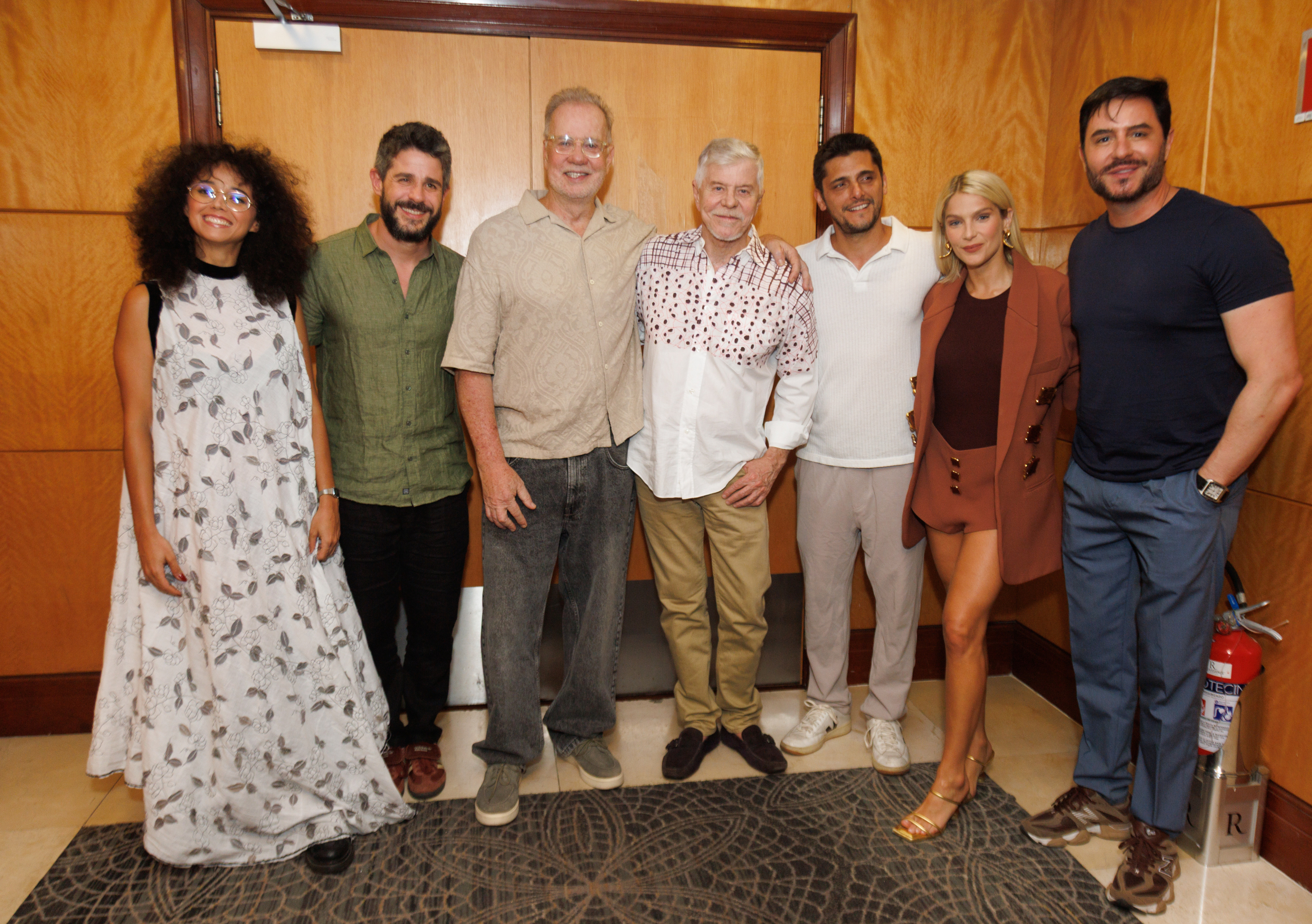 Estreia do espetáculo “Baixa Sociedade” combina humor afiado e presença de grandes nomes do teatro