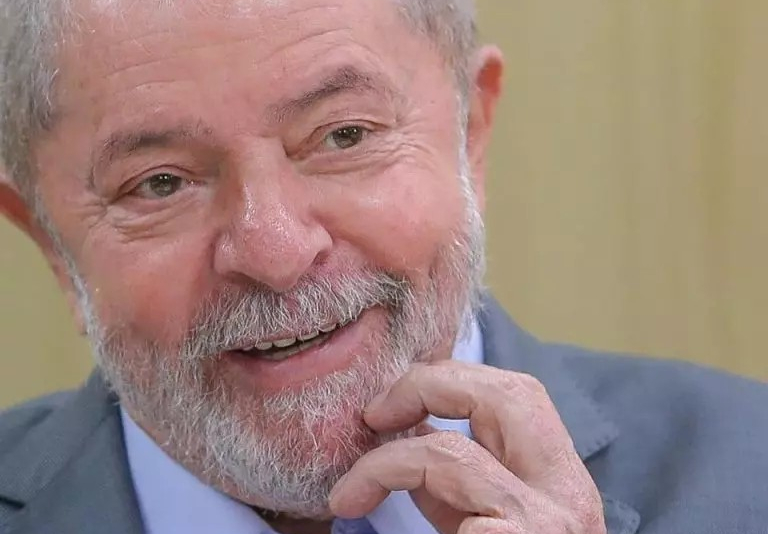 Lula passa por cirurgia de catarata no olho esquerdo em hospital de Brasília